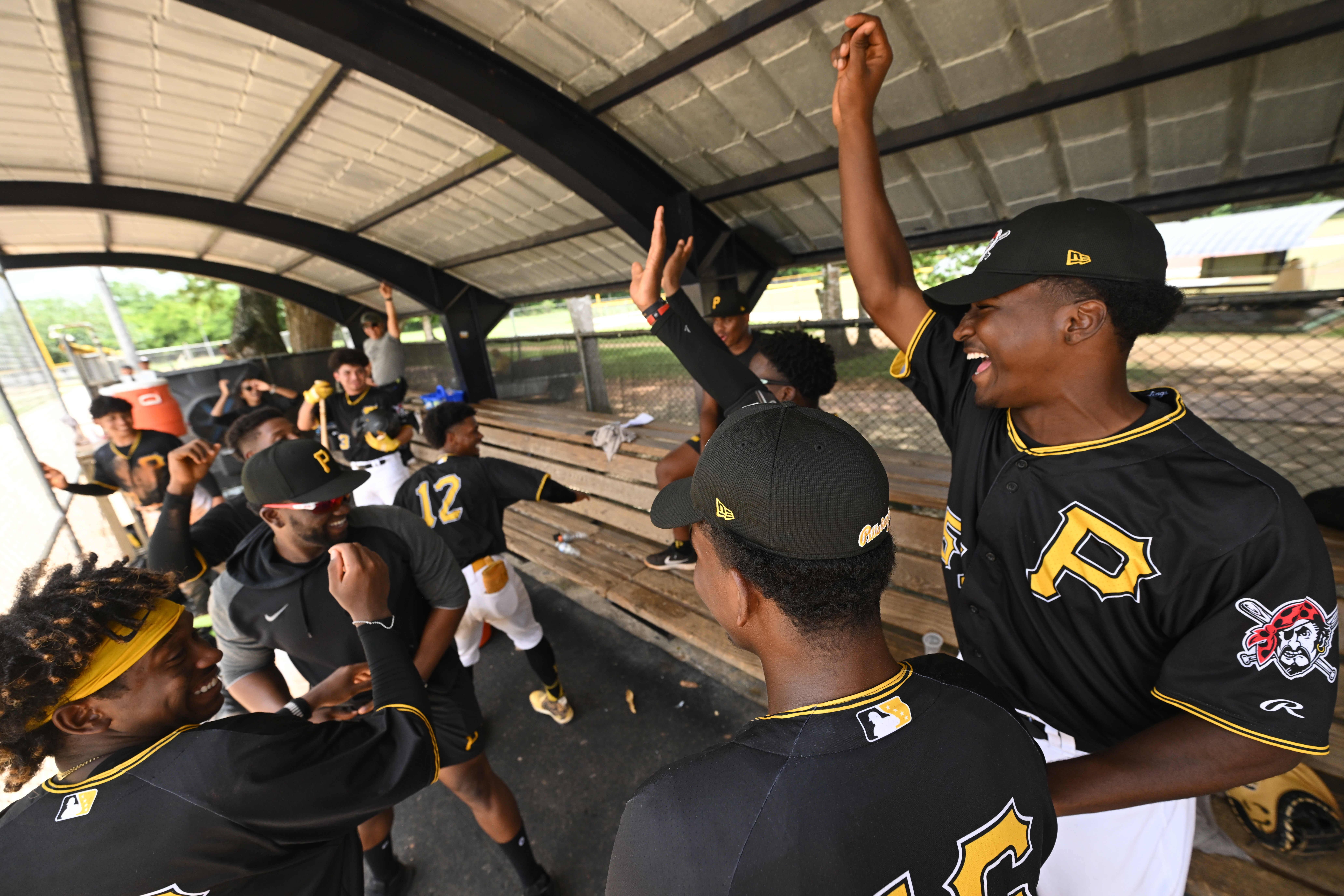 ドミニカでMLB球団と契約した16歳と日本の高校球児はどちらが強い?パイレーツの日本人コーチが備える“二つの物差し”